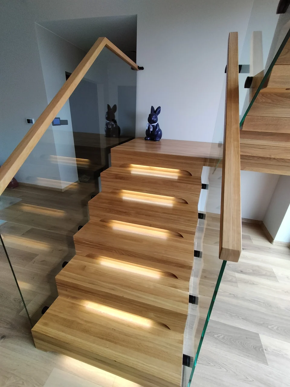 Schody dywanowe z oświetleniem LED i szklaną balustradą