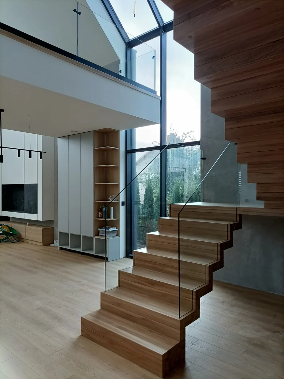 Schody dywanowe ze szklaną balustradą