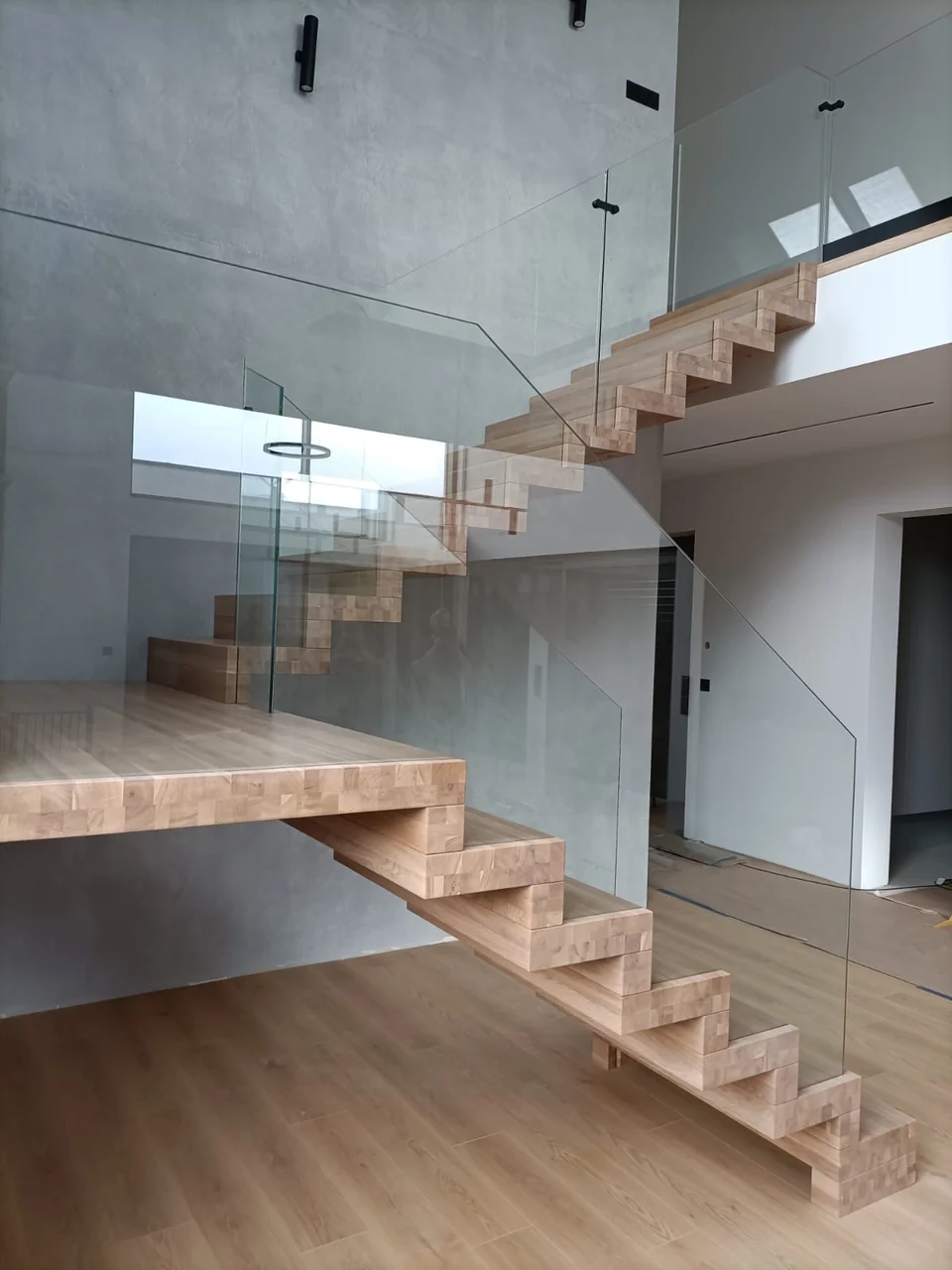 Schody dywanowe ze szklaną balustradą