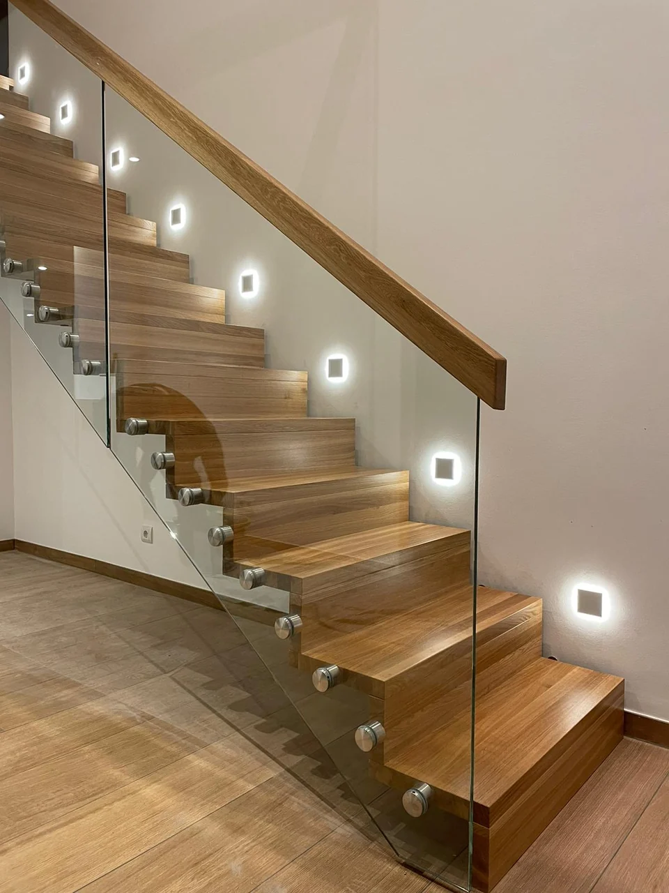 Schody dywanowe z oświetleniem LED i szklaną balustradą