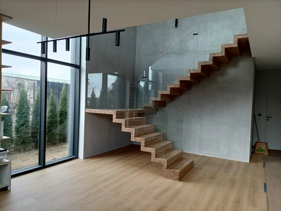 Schody dywanowe ze szklaną balustradą