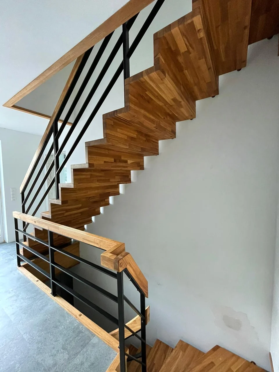 Schody dywanowe z metalową balustradą