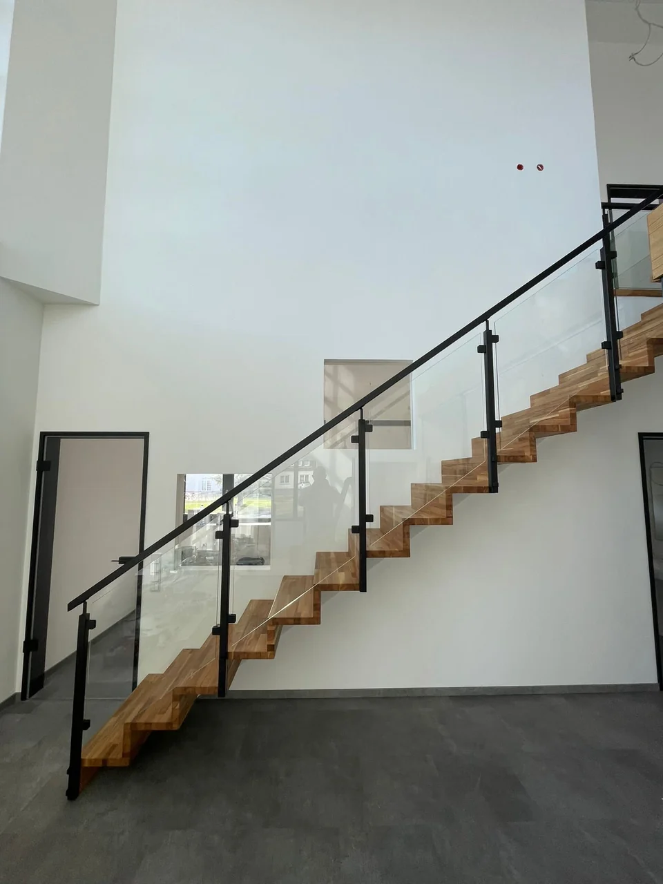 Schody dywanowe ze szklaną balustradą