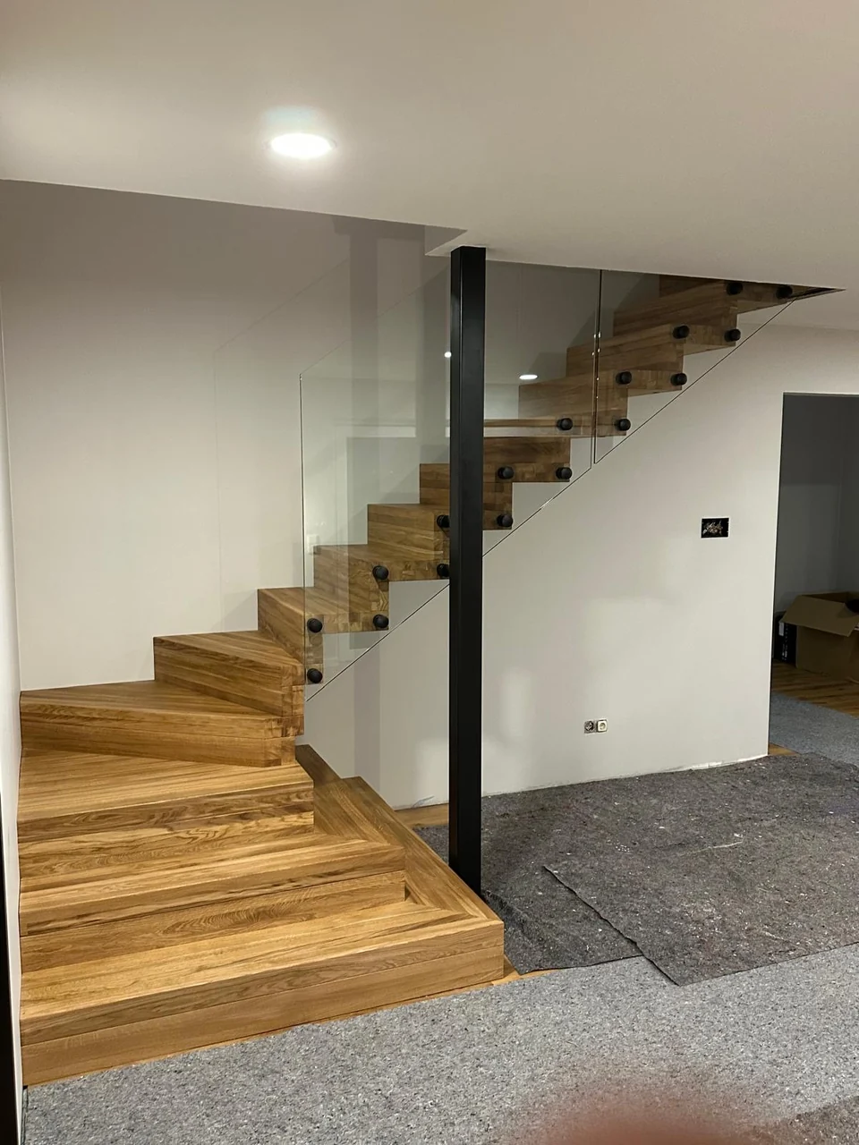 Schody dywanowe ze szklaną balustradą