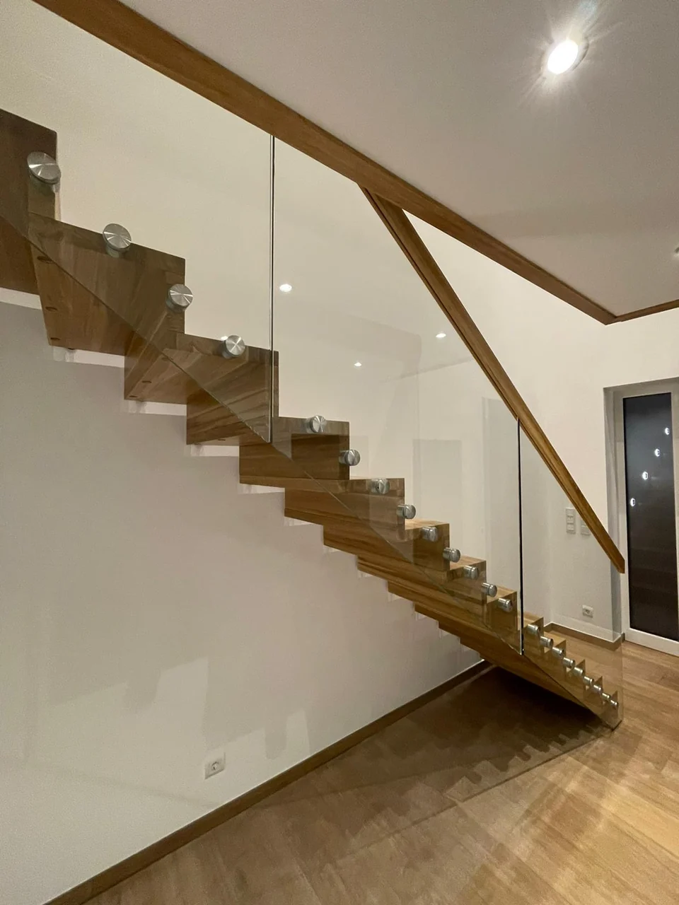 Schody dywanowe ze szklaną balustradą