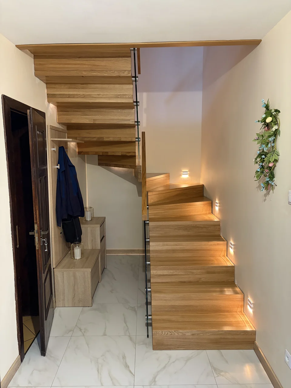 Schody dywanowe z oświetleniem LED i szklaną balustradą