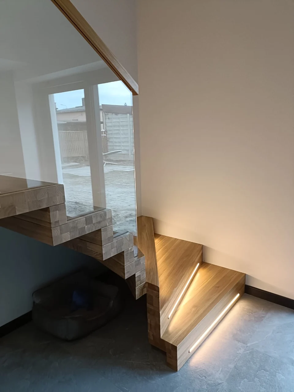 Schody dywanowe z oświetleniem LED i szklaną balustradą