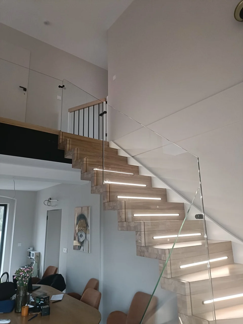 Schody dywanowe z oświetleniem LED i szklaną balustradą
