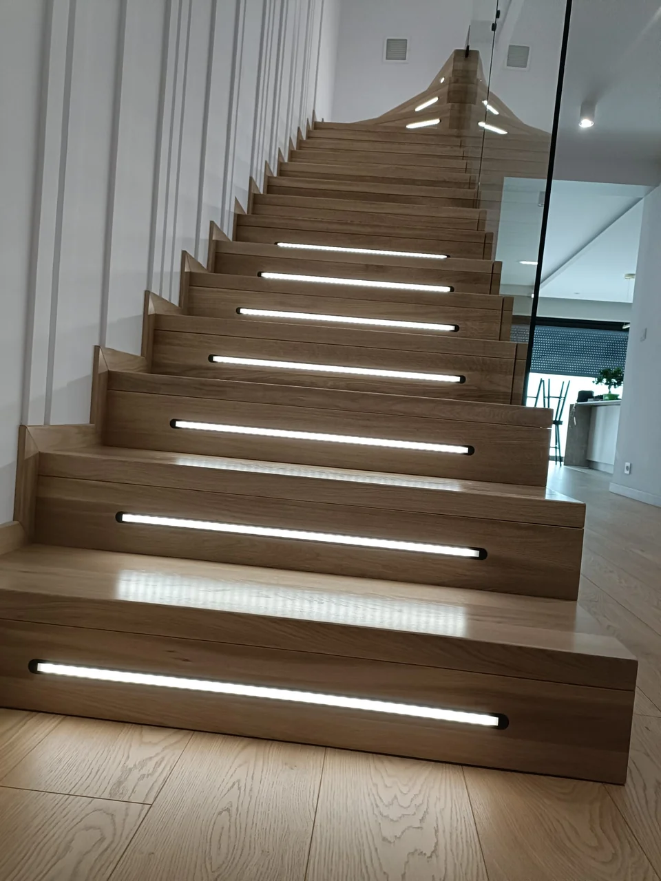 Schody na beton z oświetleniem LED i szklaną balustradą