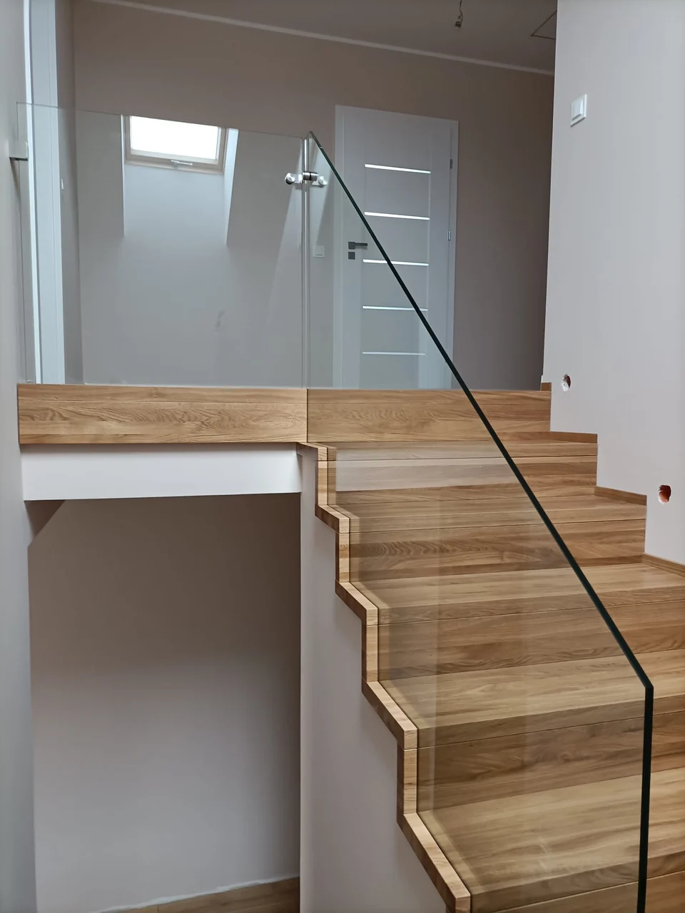 Schody na beton ze szklaną balustradą