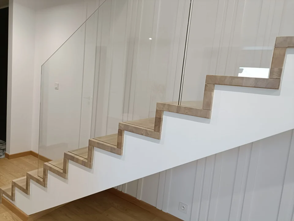 Schody na beton ze szklaną balustradą