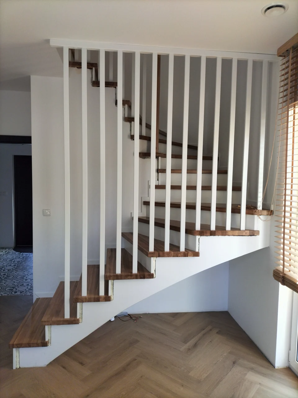 Schody na beton z balustradą prowadzoną pod strop