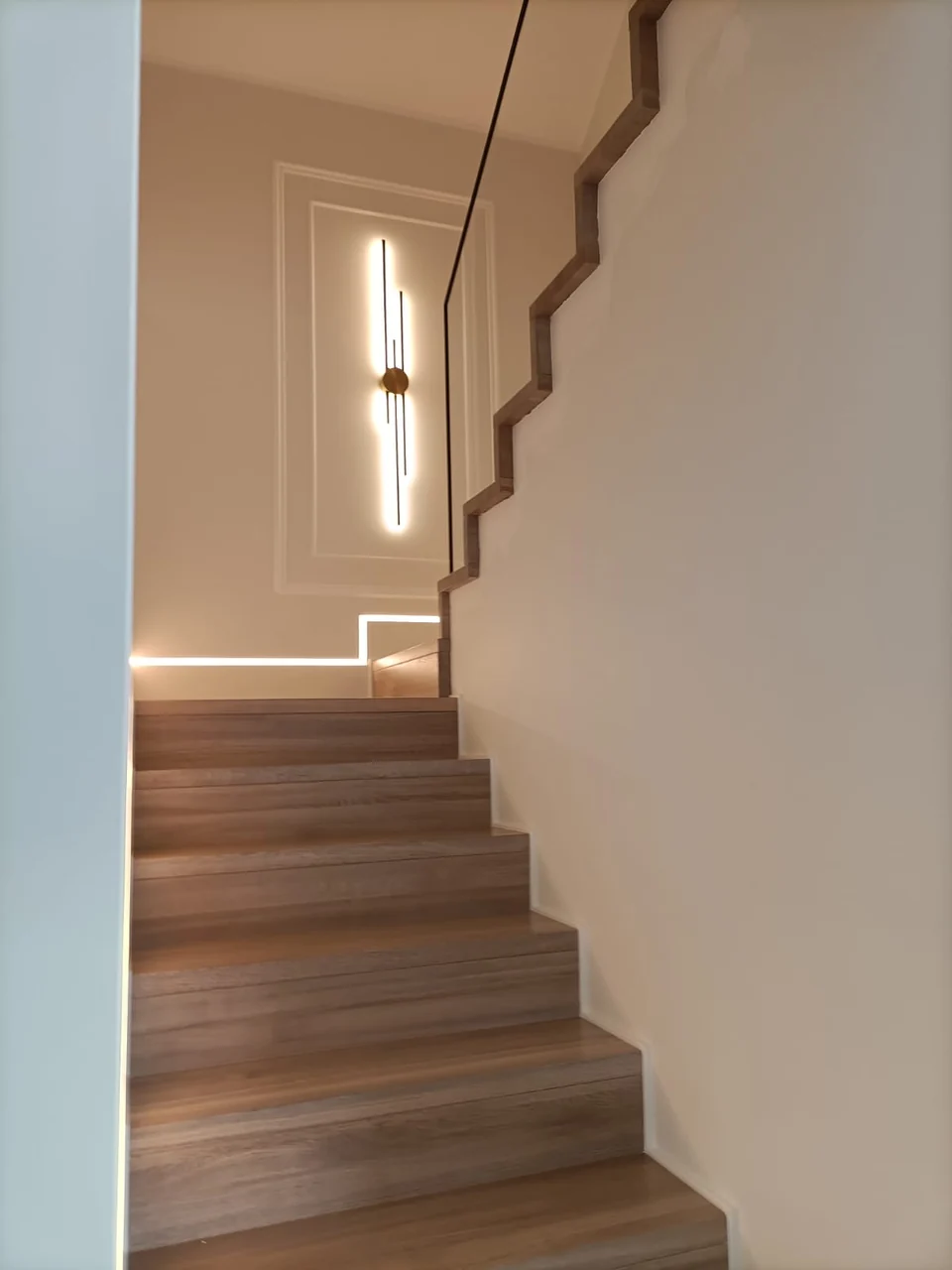 Schody na beton z oświetleniem LED i szklaną balustradą