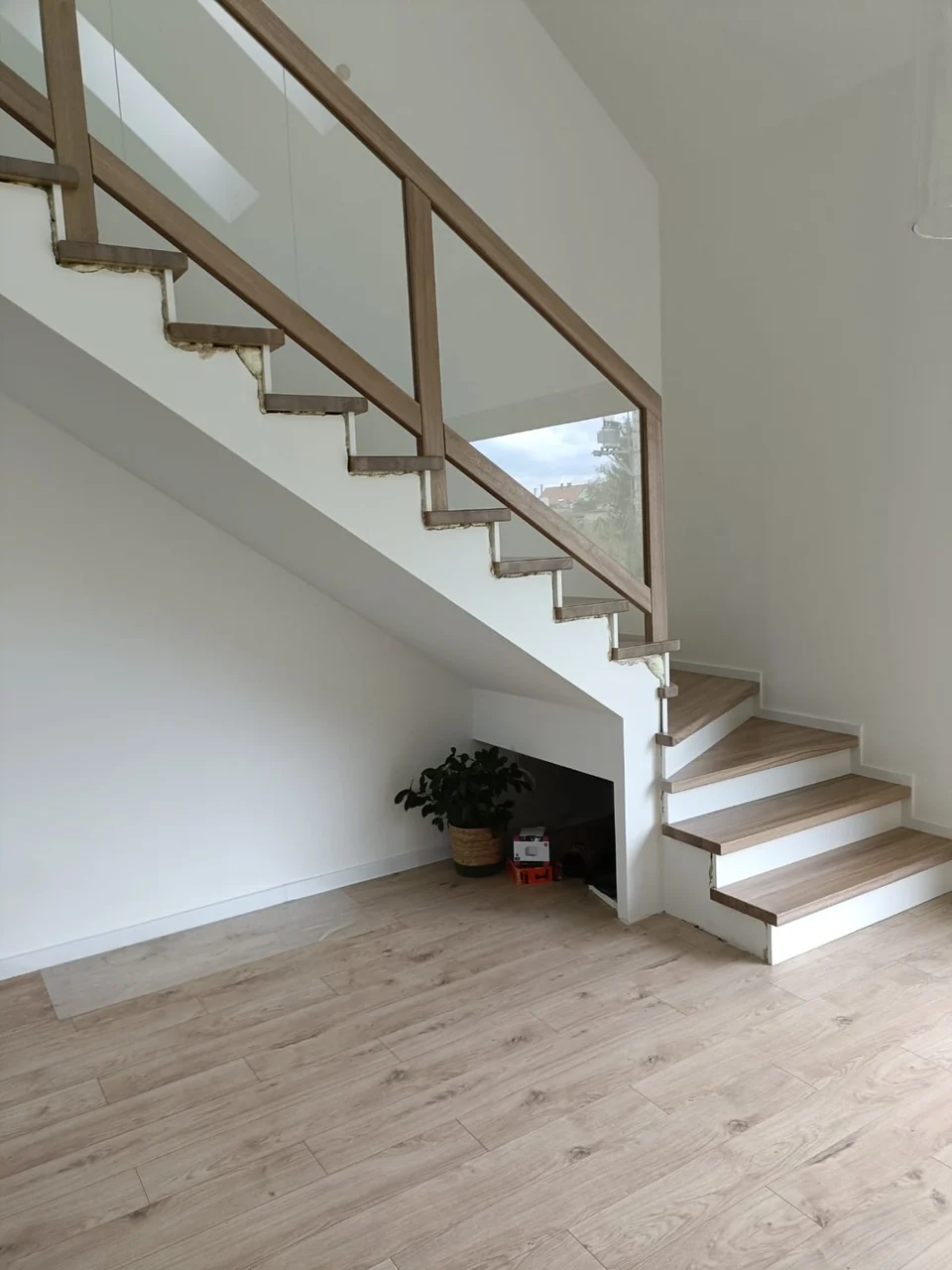 Schody na beton ze szklaną balustradą