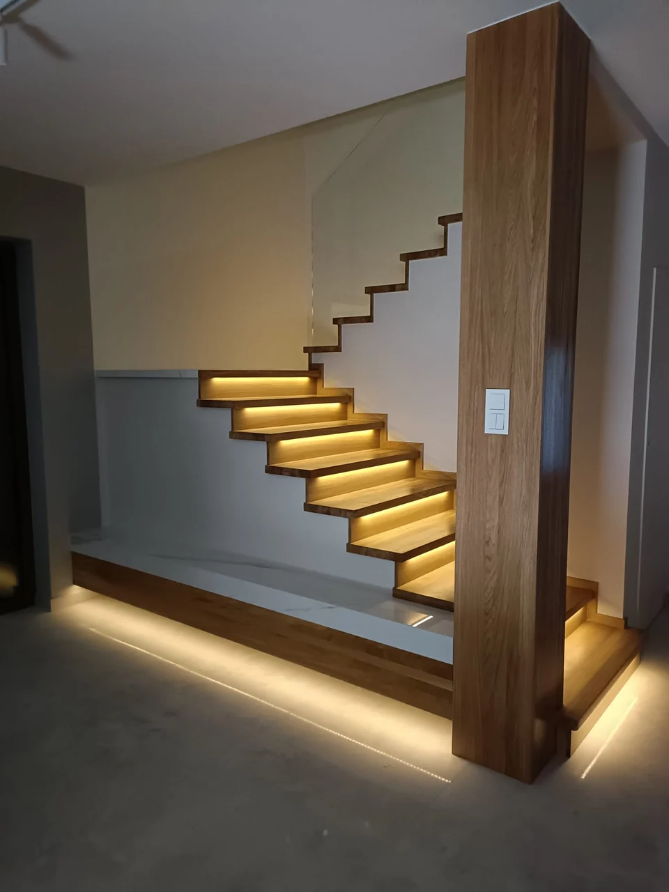 Schody na beton z oświetleniem LED