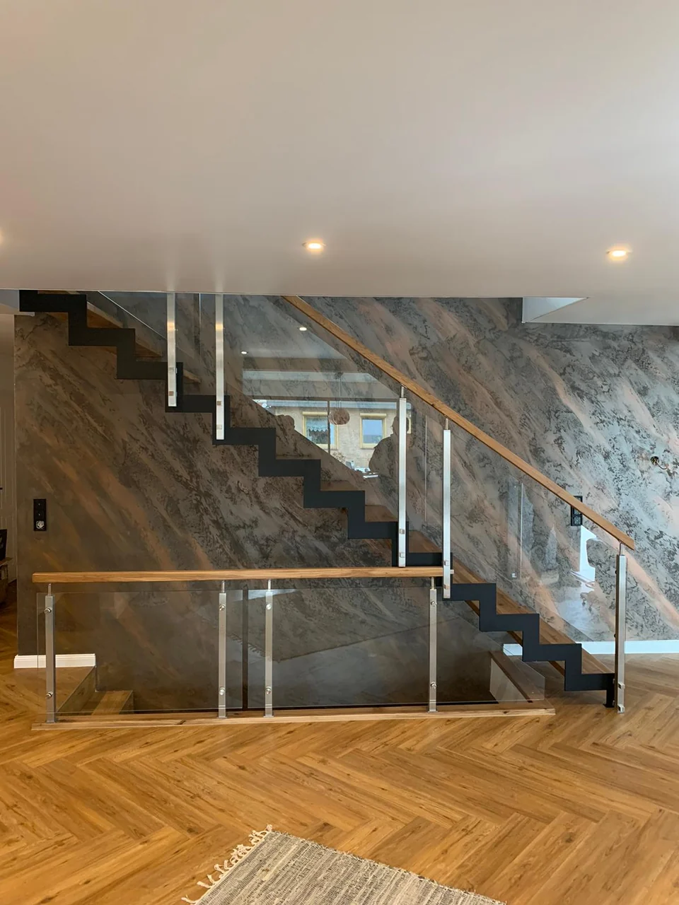 Schody na konstrukcji metalowej ze szklaną balustradą