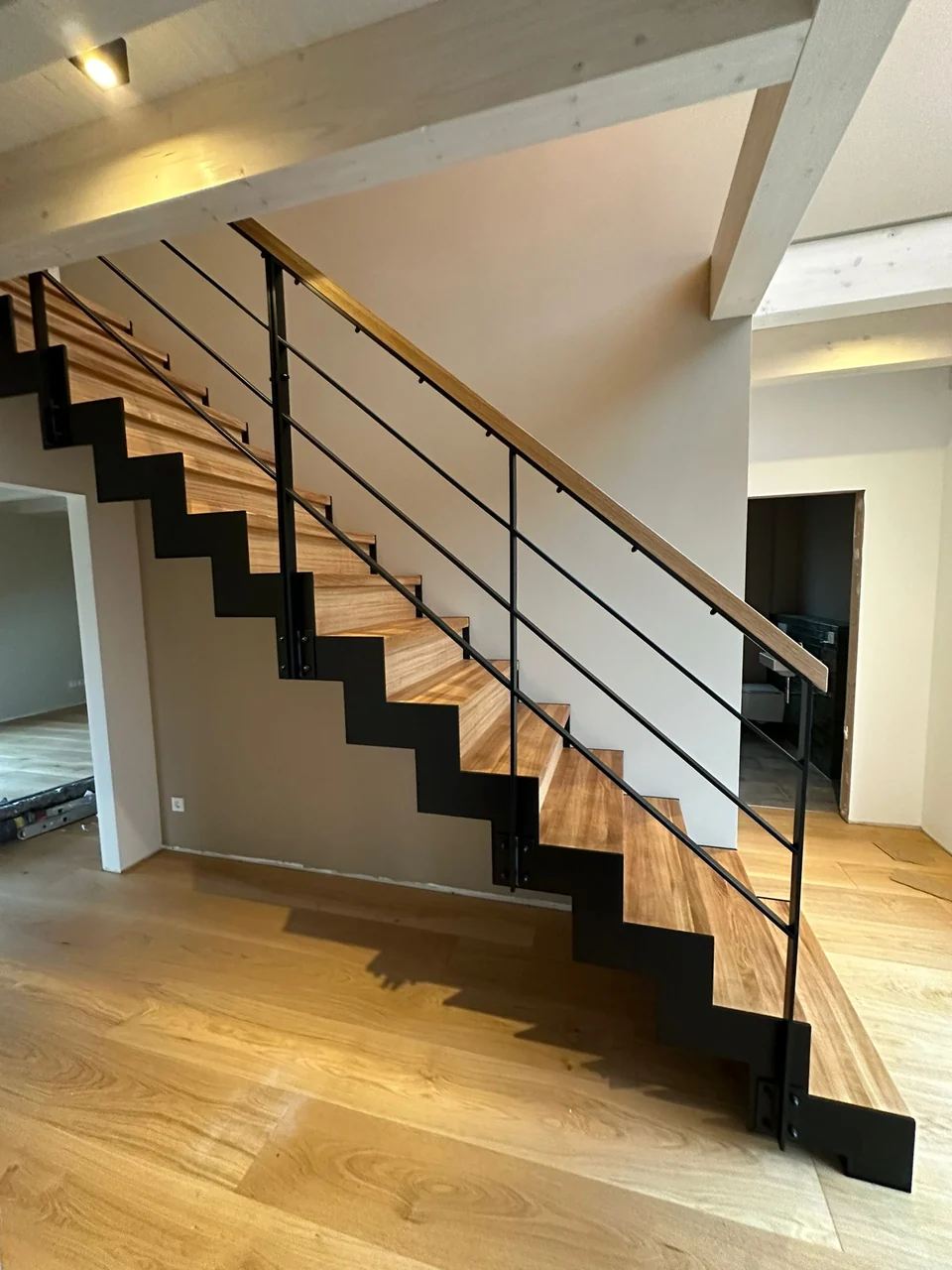 Schody na konstrukcji metalowej z metalową balustradą