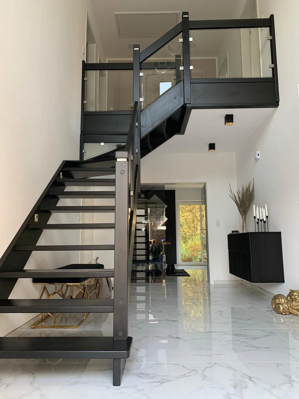 Schody na konstrukcji metalowej ze szklaną balustradą