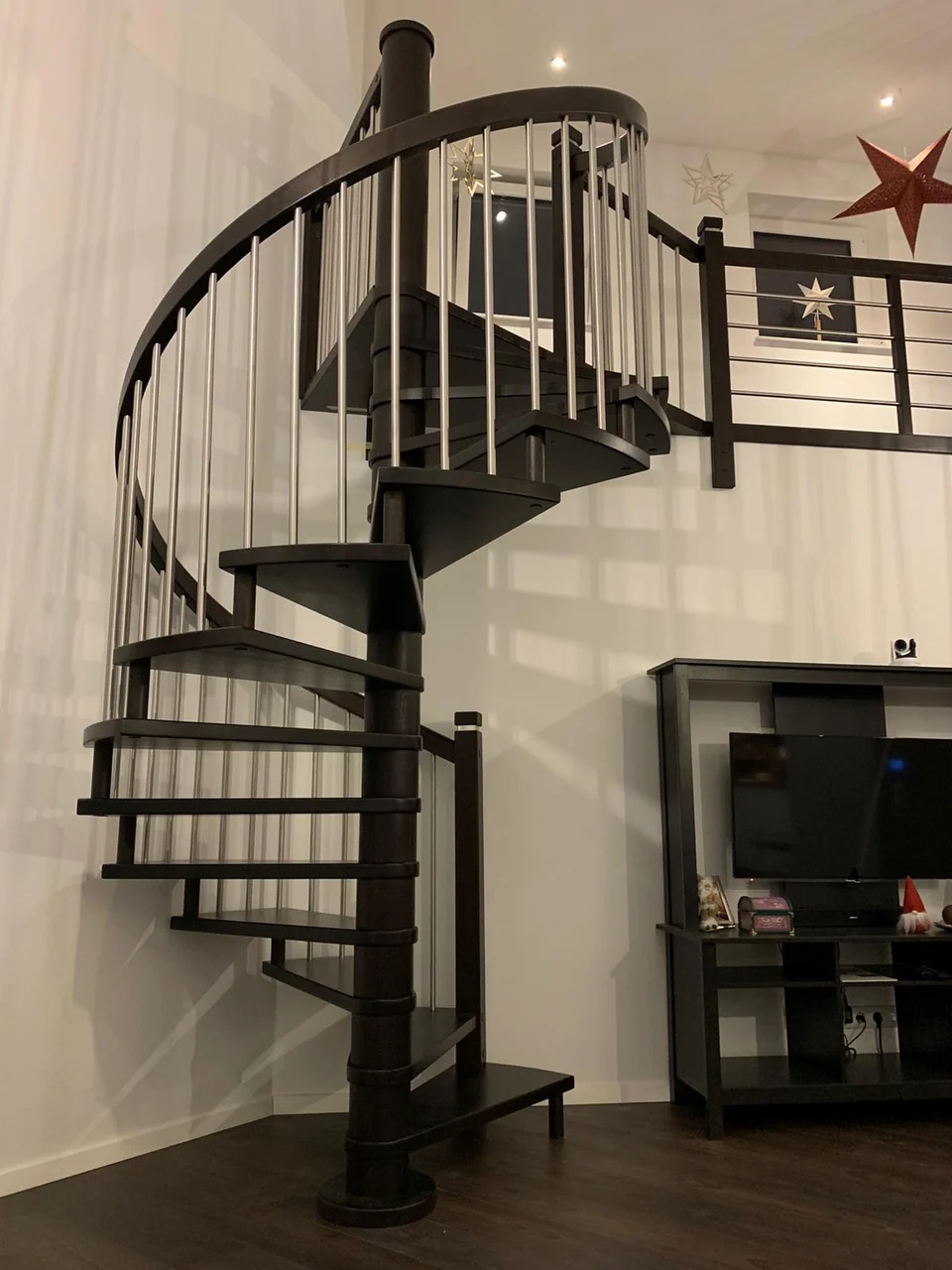 Schody spiralne na słupie