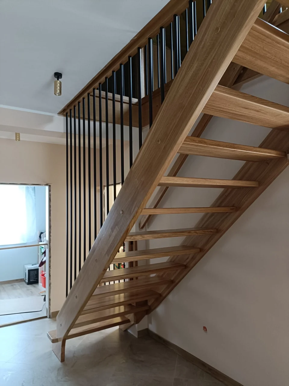 Schody policzkowe z balustradą prowadzoną pod strop