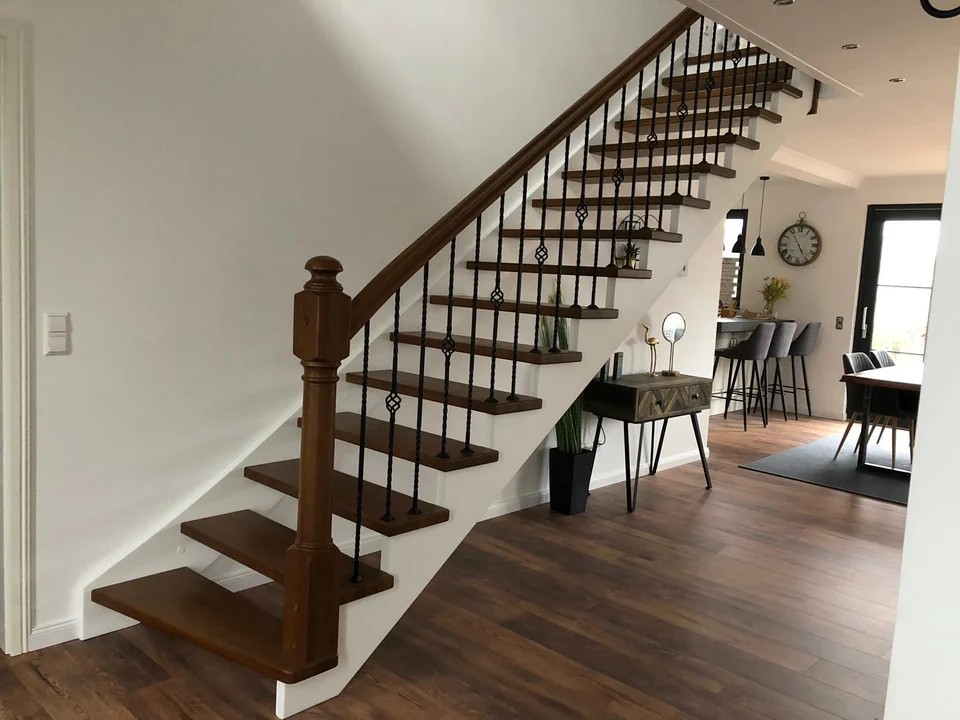 Schody policzkowe z balustradą z tralkami