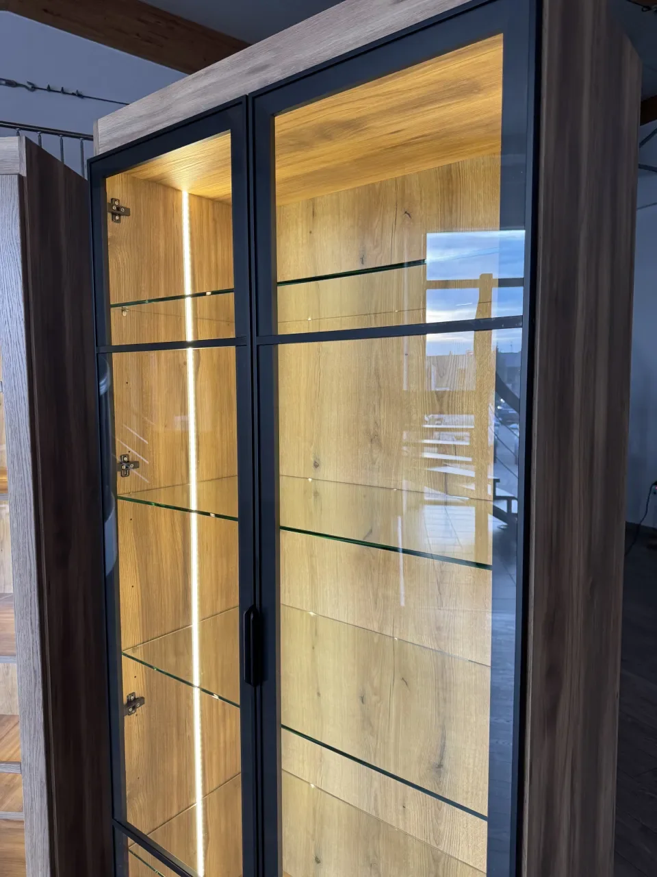Witryna z ramką aluminiową, podświetlenie LED