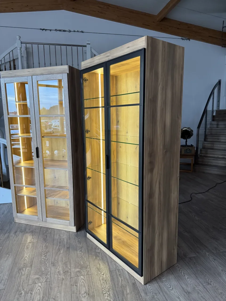 Witryna z ramką aluminiową, podświetlenie LED