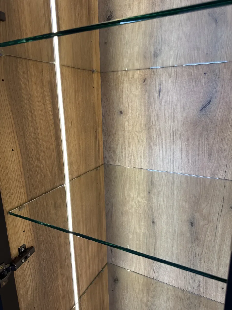 Szklane półki i podświetlenie LED w witrynie z ramką aluminiową